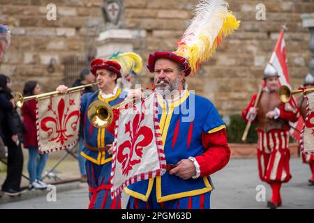 Défilé et lancement de drapeau sur la Piazza della Signoria le 18 2023 février en l'honneur d'Anna Maria Luisa de Medici - le dernier Medici. Banque D'Images