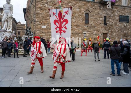 Défilé et lancement de drapeau sur la Piazza della Signoria le 18 2023 février en l'honneur d'Anna Maria Luisa de Medici - le dernier Medici. Banque D'Images