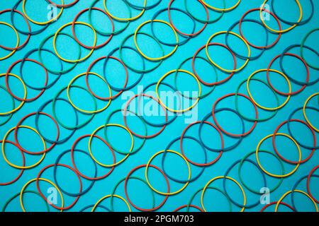 Motif avec bandes en caoutchouc colorées sur fond bleu Banque D'Images
