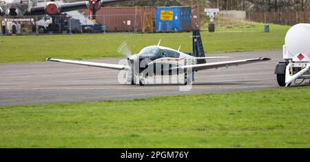 Aérodrome de North Weald pour aviation générale Essex G-OBAL, 1986 Mooney M20J 201 C/N 24-1601, Banque D'Images