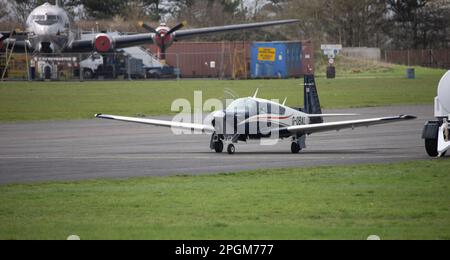 Aérodrome de North Weald pour aviation générale Essex, G-OBAL, 1986 Mooney M20J 201 C/N 24-1601, Banque D'Images