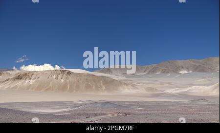 Les dunes blanches de la pierre ponce près des volcans dans la Puna Aregentina Banque D'Images