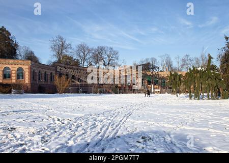 Karlsruhe, Allemagne - 12 février 2021: Soleil brillant sur la neige et la construction sur un jour d'hiver à Karlsruhe, Allemagne. Banque D'Images