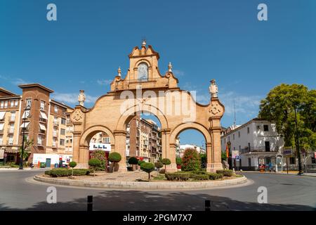 Centre ville de la belle ville espagnole Antequera. Destination touristique à Andalucía. Vue sur la rue principale. En arrière-plan se trouve la tour de la cathédrale. Banque D'Images
