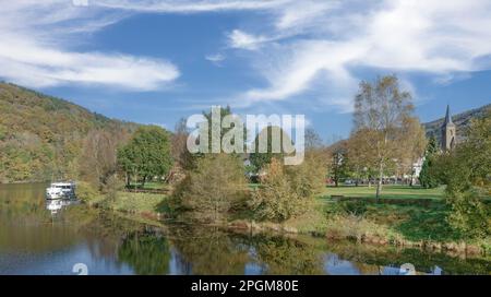 Village d'Einruhr au réservoir de Rurtalsperre dans le parc national d'Eifel, Allemagne Banque D'Images