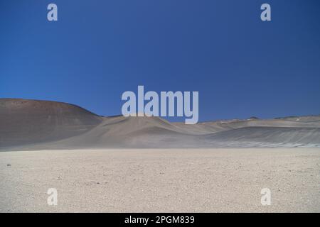 Les dunes blanches de la pierre ponce près des volcans dans la Puna Aregentina Banque D'Images