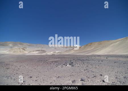 Les dunes blanches de la pierre ponce près des volcans dans la Puna Aregentina Banque D'Images