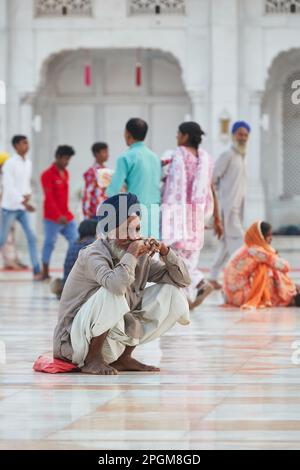 Amritsar, Punjab, Inde - Sikh âgé assis sur un sol en marbre devant l'enceinte du Temple d'Or Banque D'Images