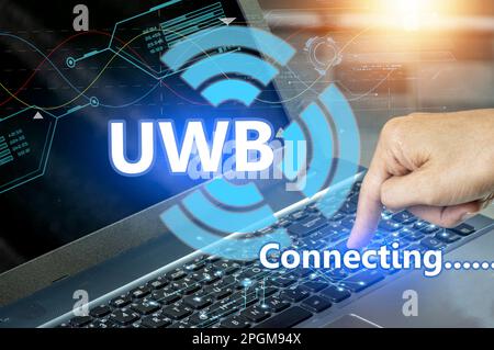 L'UWB ultra-large bande est une technologie de communication radio à courte portée sur des bandes passantes de 500MHz ou plus et à des fréquences très élevées. Dans l'ensemble, cela fonctionne Banque D'Images