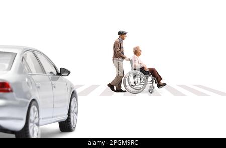 Vue en profil d'un homme âgé poussant une femme âgée en fauteuil roulant à un passage pour piétons et une voiture attendant isolée sur un backgro blanc Banque D'Images