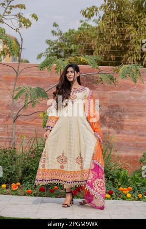 Modèle féminin posant à l'extérieur portant une robe d'été indien pakistanais asiatique traditionnel salwar kameez Banque D'Images