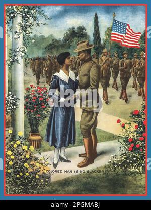 WW1 racial Vintage 1915 non-PC carte d'affiche de propagande raciale américaine WW1 ' COLORISÉ MAN IS NO SLACKER ', mettant en vedette un soldat américain de couleur disant au revoir à son partenaire. Régiment de soldats de couleur derrière portant le drapeau Stars and Stripes. Amérique États-Unis. Première Guerre mondiale première Guerre mondiale WW1 Banque D'Images