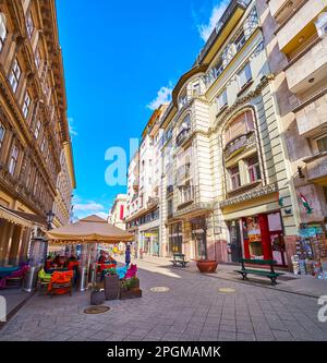 La terrasse confortable du petit restaurant en plein air sur la rue historique Vaci à Pest, Budapest, Hongrie Banque D'Images