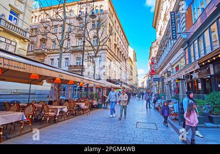 BUDAPEST, HONGRIE - 22 FÉVRIER 2022: La rue Vaci avec des restaurants extérieurs, des hôtels, des cafés et des magasins, le 22 février à Budapest Banque D'Images