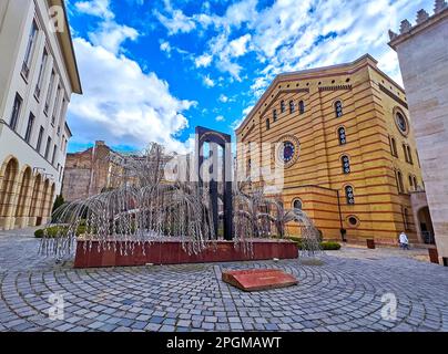 BUDAPEST, HONGRIE - 22 FÉVRIER 2022 : l'arbre métallique de la vie (arbre commémoratif de l'Holocauste) au mur de la synagogue de la rue Dohany, le 22 février à Budapest Banque D'Images