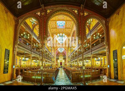 BUDAPEST, HONGRIE - 22 FÉVRIER 2022 : salle de prière de la synagogue de la rue Dohany à travers les arches richement décorées, le 22 février à Budapest Banque D'Images