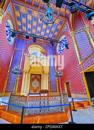BUDAPEST, HONGRIE - 22 FÉVRIER 2022 : l'Arche de Torah richement décorée, vitraux et motifs géométriques sur les murs de la synagogue de la rue Rumbach, o Banque D'Images