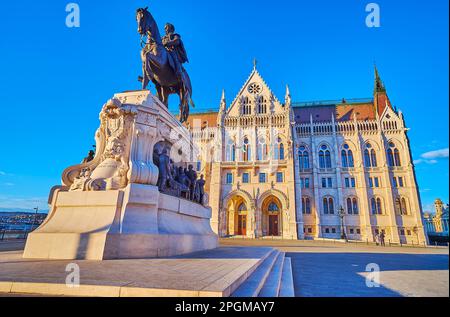 Equestrian Gyula Andrassy monument sur la place Lajos Kossuth en face de l'édifice du Parlement gothique au crépuscule doré, Budapest, Hongrie Banque D'Images
