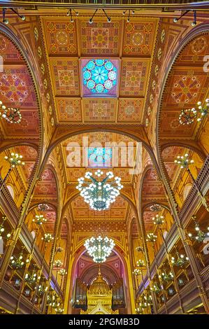 BUDAPEST, HONGRIE - 22 FÉVRIER 2022 : le plafond richement décoré de la synagogue de la rue Dohany avec des motifs géométriques traditionnels, vitraux a Banque D'Images