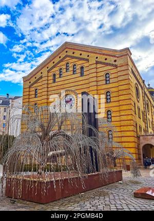 BUDAPEST, HONGRIE - 22 FÉVRIER 2022 : l'arbre commémoratif de l'Holocauste (arbre d'Emanuel, arbre de vie), situé en face du mur en briques de la rue Dohany Synag Banque D'Images