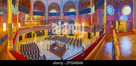 BUDAPEST, HONGRIE - 22 FÉVRIER 2022 : explorez l'intérieur restauré de style néo-mauresque de la synagogue Rumbach Street, le 22 février à Budapest Banque D'Images