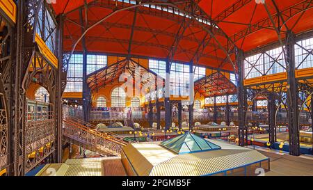 BUDAPEST, HONGRIE - 22 FÉVRIER 2022: Panorama de l'intérieur historique de la place centrale du marché, le 22 février à Budapest Banque D'Images