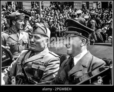 Fuhrer Adolf Hitler et Benito Mussolini el Duce à Munich Allemagne nazie dans une Mercedes à toit ouvert. Hitler et Mussolini à Munich, Allemagne, ca. Juin 1940. Collection d'albums EVA Braun. Dirigeants de l'axe WW2 Seconde Guerre mondiale deuxième Guerre mondiale Banque D'Images