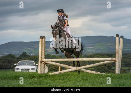 Jeune fille sur la clôture de saut à cheval. 41st Johnstown Coolgreany Gymkhana et Field Day 2022. Co. Wexford. Irlande Banque D'Images