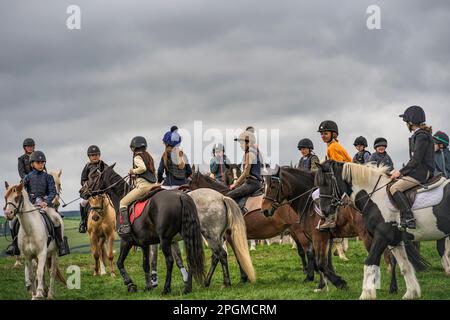 Les enfants de Gymkhana sur les chevaux se préparant à s'aligner montrant des compétences d'équitation. 41st Johnstown Coolgreany Gymkhana et Field Day 2022. Co. Wexford. Irlande Banque D'Images