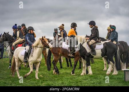 Les enfants de Gymkhana sur les chevaux se préparant à s'aligner montrant des compétences d'équitation. 41st Johnstown Coolgreany Gymkhana et Field Day 2022. Co. Wexford. Irlande Banque D'Images