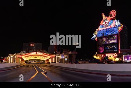 Une photo du Circus Circus Hotel and Casino, et de son panneau d'affichage, la nuit. Banque D'Images