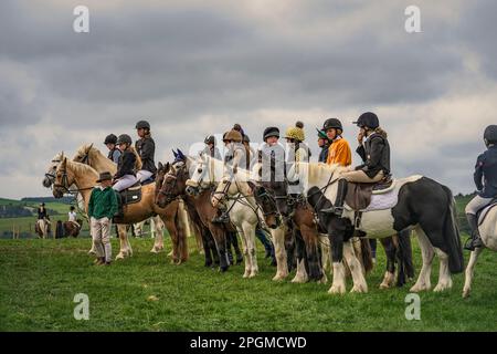 Les enfants de Gymkhana sur les chevaux se préparant à s'aligner montrant des compétences d'équitation. 41st Johnstown Coolgreany Gymkhana et Field Day 2022. Co. Wexford. Irlande Banque D'Images