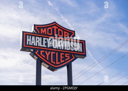 Une photo du logo Harley-Davidson contre un ciel bleu. Banque D'Images