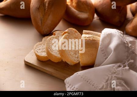 Bolillos en tranches. Boulangerie mexicaine traditionnelle. Pain blanc couramment utilisé pour accompagner la nourriture et pour préparer des sandwichs mexicains appelés Tortas. Banque D'Images