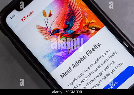 Vancouver, CANADA - Mar 21 2023 : site Web d'Adobe Firefly sur iPhone. En mars, Adobe a annoncé le lancement bêta de son nouveau modèle d'IA générative Firefly Banque D'Images