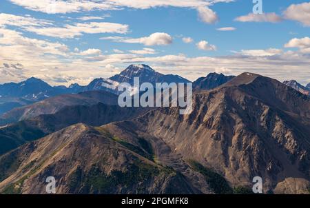 Mont Edith Cavell au lever du soleil vu de Whistler Mountain Peak, parc national Jasper, Canada. Banque D'Images