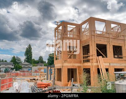 Bâtiment résidentiel de faible hauteur en construction par temps nuageux Banque D'Images