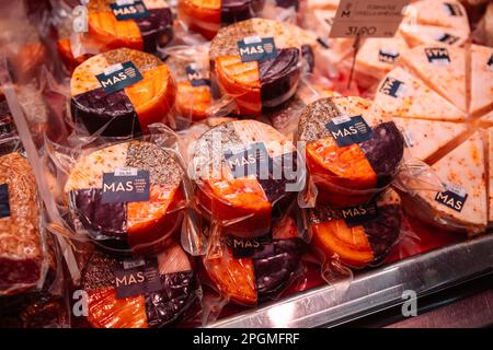 ESPAGNE, BARCELONE, 14 octobre 2022 - variété de fromages sur le marché de la Boqueria. Un petit-repas sain plein de différents aliments secs. Marché des en-cas diététiques Banque D'Images