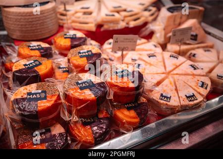 ESPAGNE, BARCELONE, 14 octobre 2022 - variété de fromages sur le marché de la Boqueria. Un petit-repas sain plein de différents aliments secs. Marché des en-cas diététiques Banque D'Images