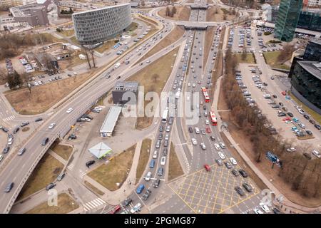 Photographie par drone d'embouteillage dans une grande intersection de ville pendant la journée de printemps nuageux Banque D'Images