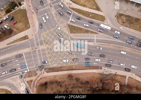 Photographie par drone d'embouteillage dans une grande intersection de ville pendant la journée de printemps nuageux Banque D'Images