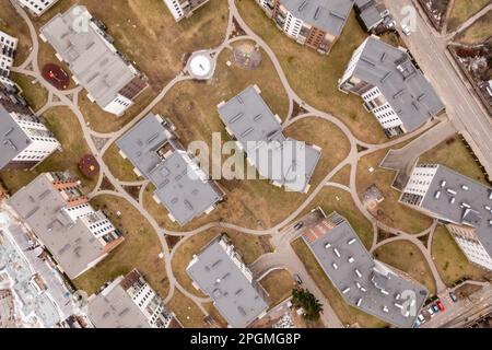 Photographie de drone de complexe de construction d'appartements pendant l'hiver nuageux journée. Directement au-dessus. Banque D'Images