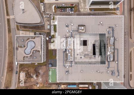 Photographie par drone de toits de bureaux pendant une journée de printemps trouble. Directement au-dessus Banque D'Images