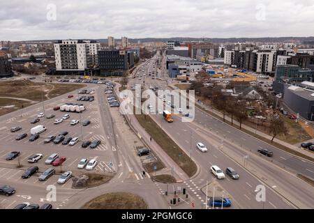 Photographie par drone d'embouteillage dans une grande intersection de ville pendant la journée de printemps nuageux Banque D'Images