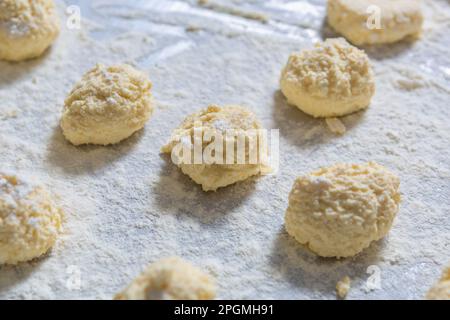 Processus de cuisson du syrniki ukrainien. Des desserts sains de l'Ukraine sont cuits avec une recette traditionnelle Banque D'Images