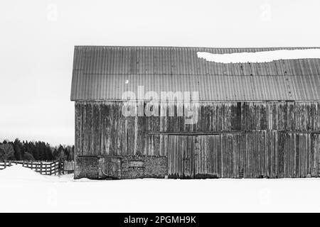 Ancienne grange classique près de Rudyard, Upper Peninsula, Michigan, États-Unis [aucune autorisation de propriété ; licence éditoriale uniquement] Banque D'Images