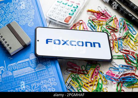 Sur cette photo, un logo Foxconn apparaît sur un smartphone. Banque D'Images