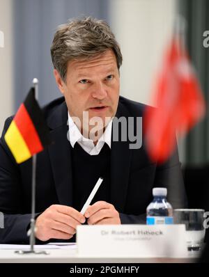 Kopenhagen, Danemark. 23rd mars 2023. Robert Habeck (Bündnis 90/Die Grünen), ministre allemand des Affaires économiques et de la protection du climat, prend la parole lors d'une réunion avec la Confédération des industries danoises (Dansk Industri). Le ministre de l'économie et de la protection du climat, Habeck, est à Copenhague pour une visite inaugurale de deux jours au gouvernement danois, qui est en fonction depuis la mi-décembre 2022. Credit: Bernd von Jutrczenka/dpa/Alamy Live News Banque D'Images