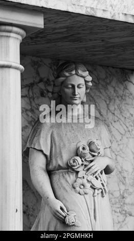 Tourné en couleur et en noir et blanc sur la façade de ce bâtiment historique représentant un caractère, un animal ou une fleur. Situé à Barcelone Banque D'Images