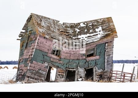 Une vieille maison s'affaisse à Rudyard, la capitale de Snowy Owl du Michigan, Upper Peninsula, Michigan, États-Unis [aucune autorisation de propriété; licence éditoriale seulement] Banque D'Images